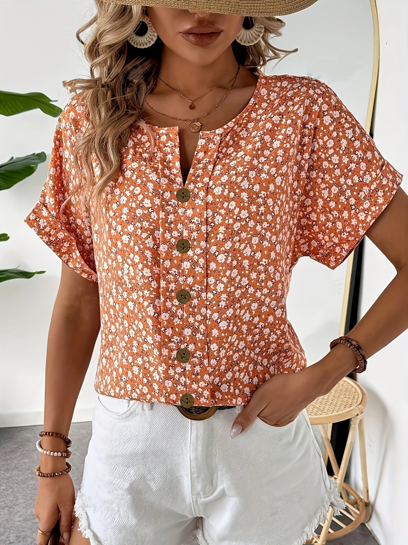 Mira – Bloemenblouse met knopen