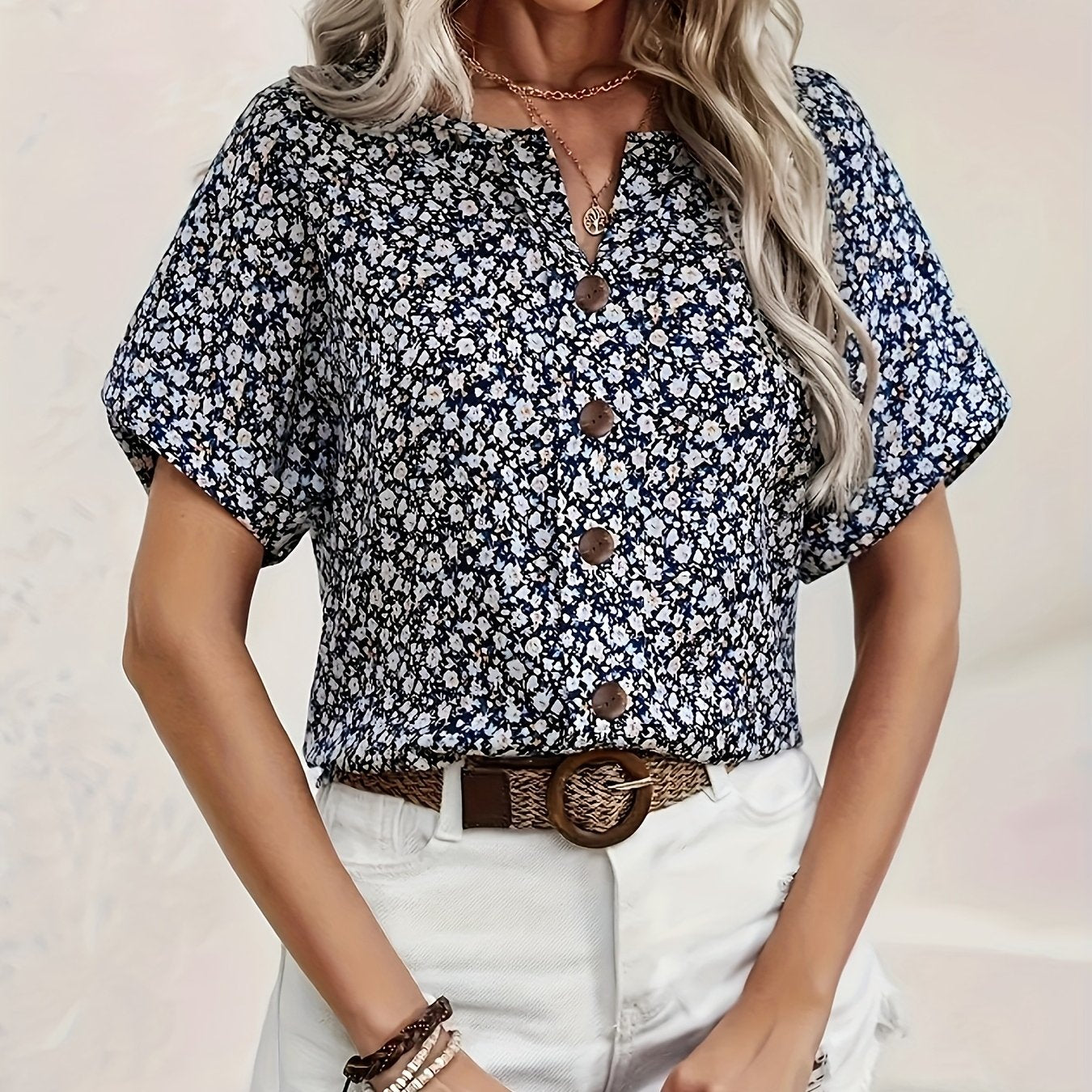 Mira – Bloemenblouse met knopen