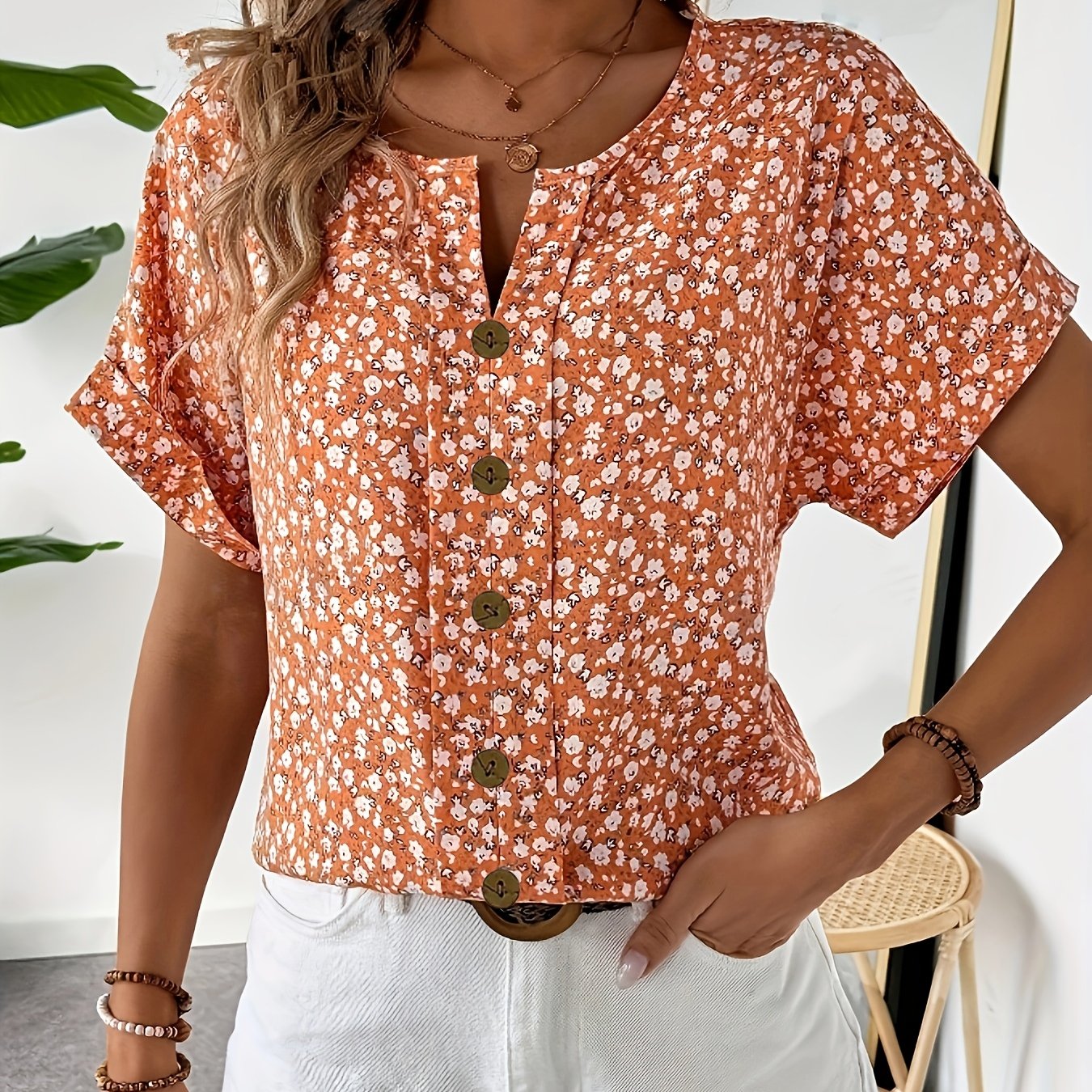 Mira – Bloemenblouse met knopen