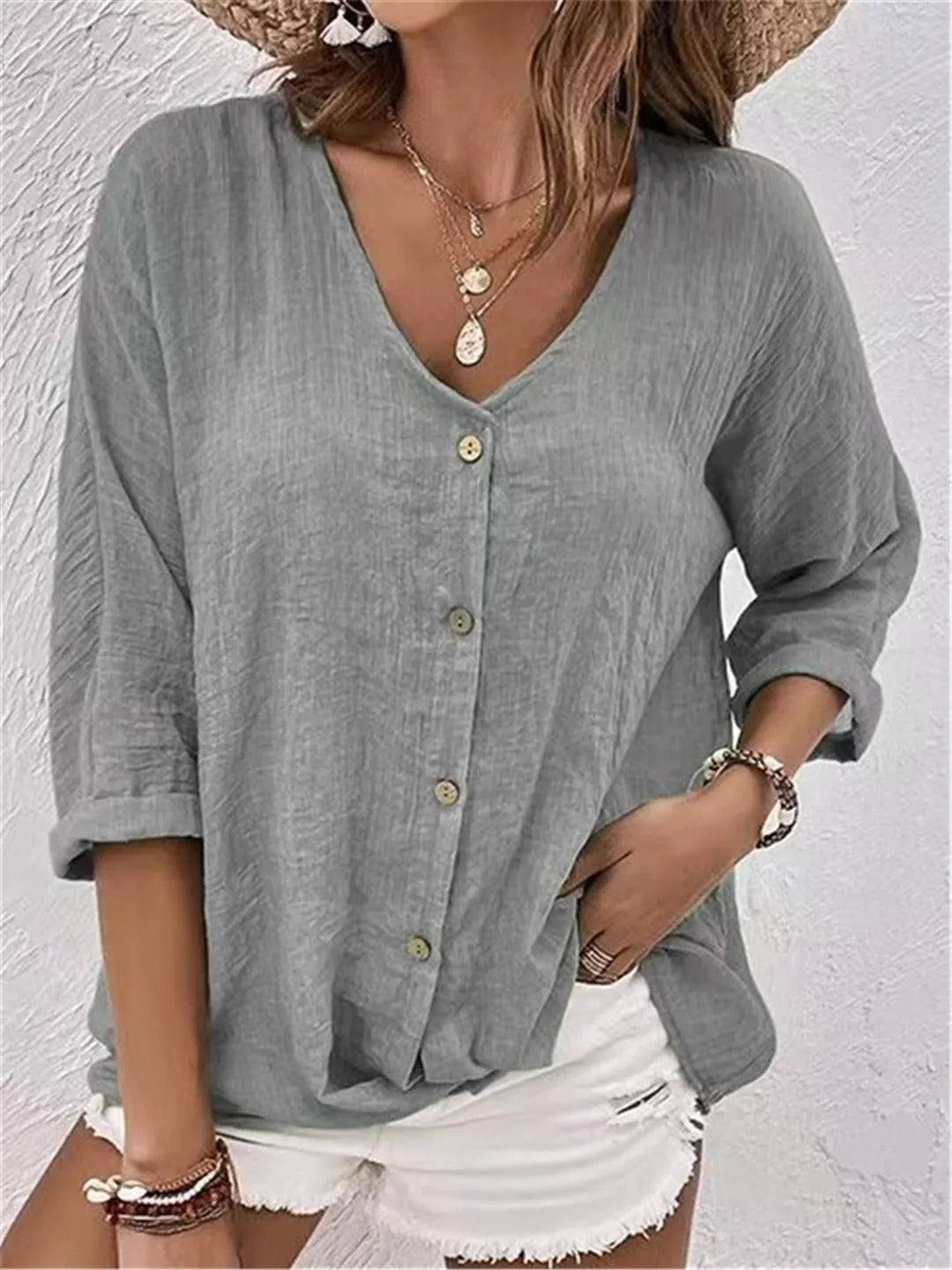 Liva – Blus med V-hals och knappar