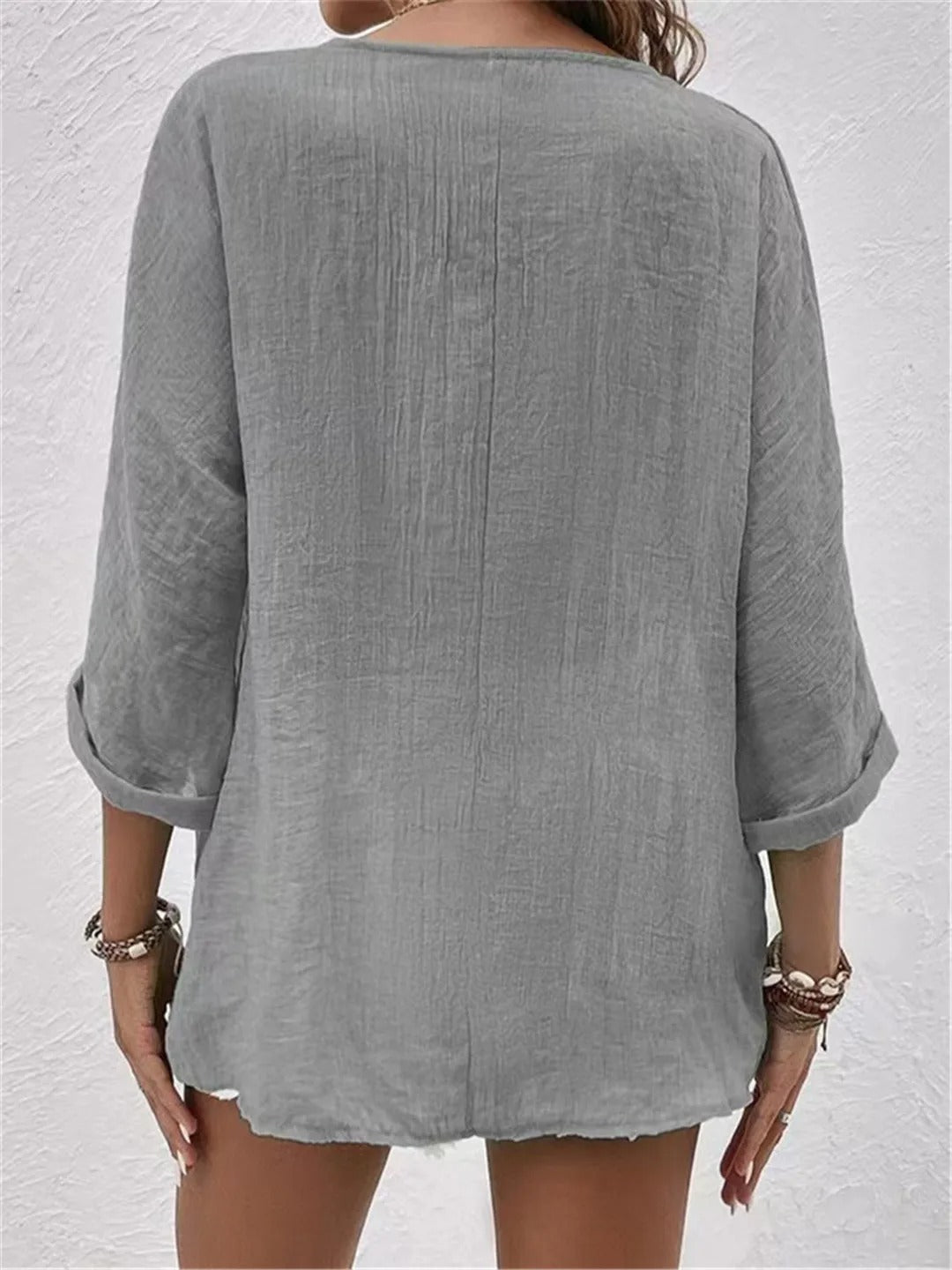 Liva – Blus med V-hals och knappar