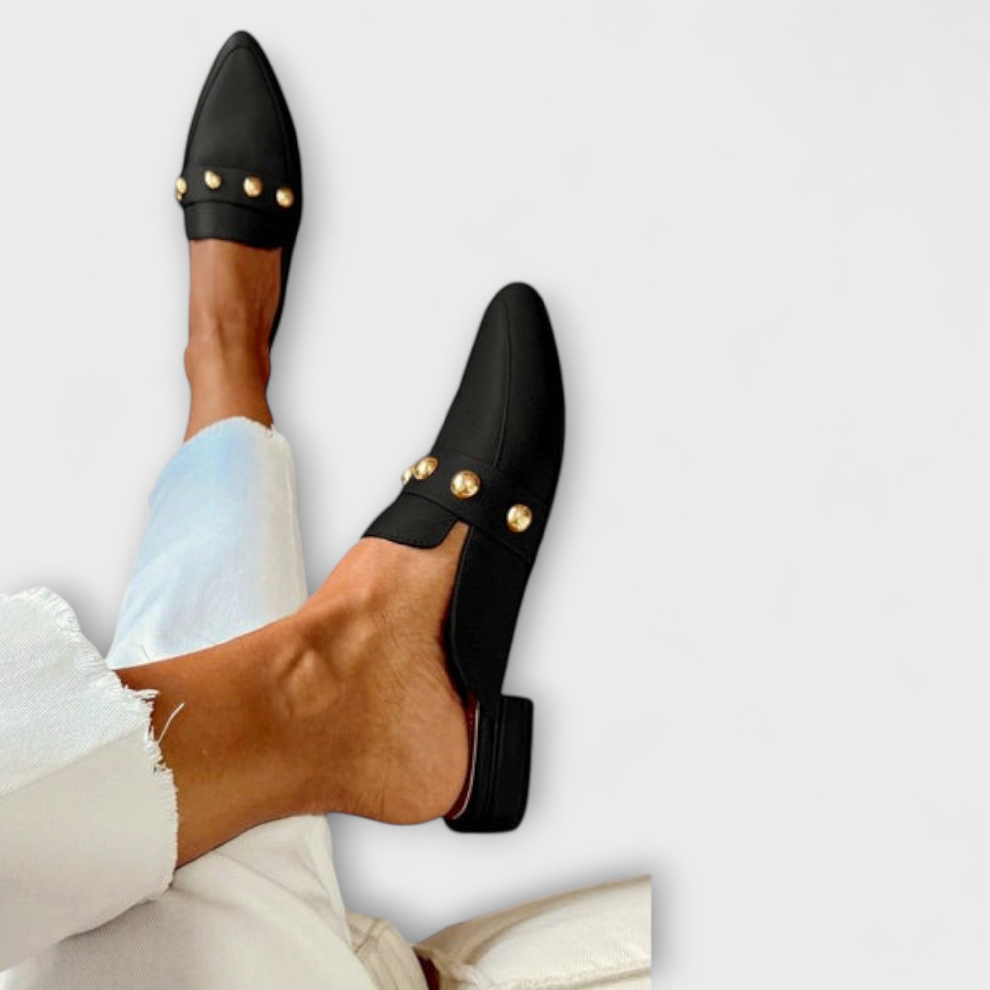 Hazel - Zwarte Metallic Studs, lage blokhak