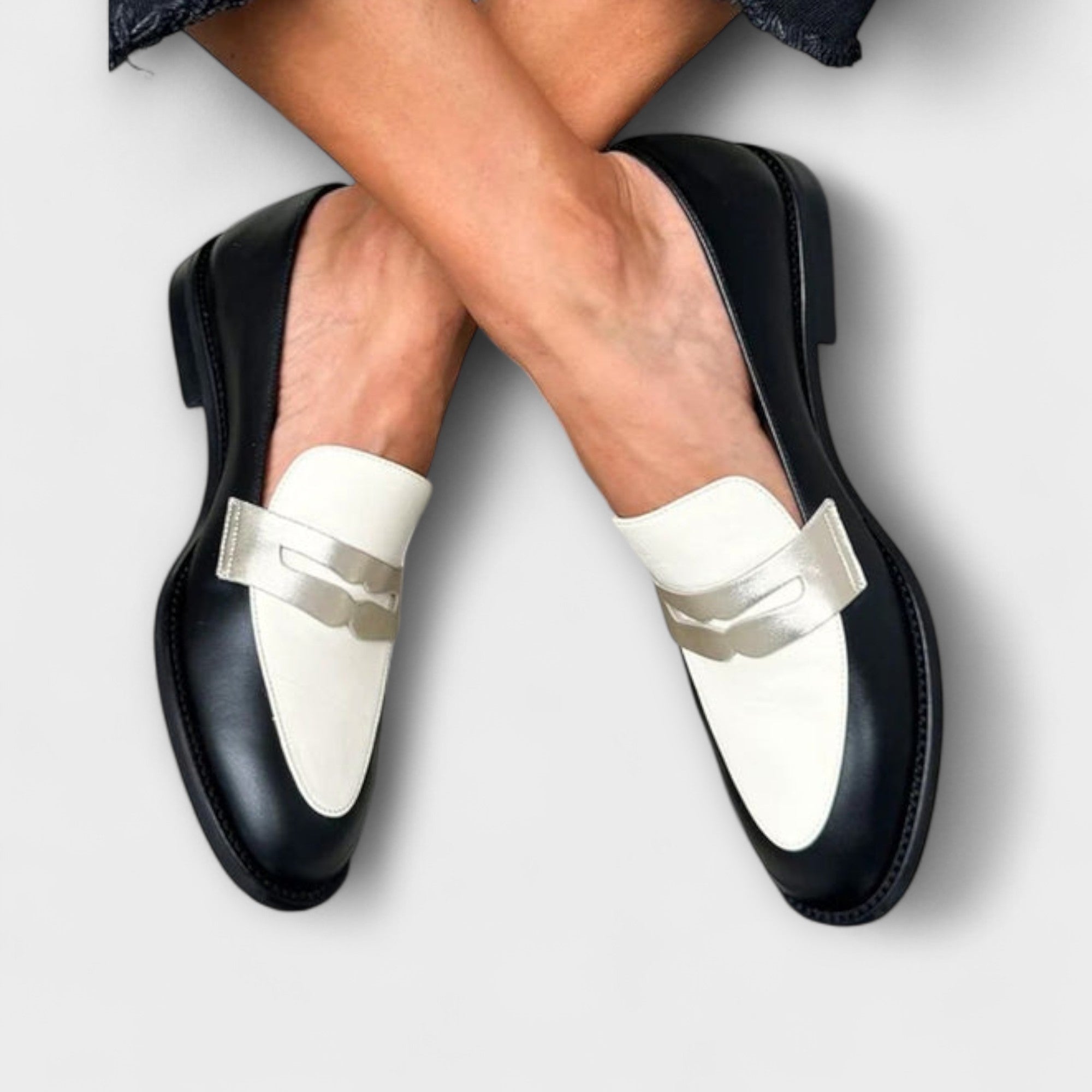 Xara – Svarta Loafers med Metallisk Glans