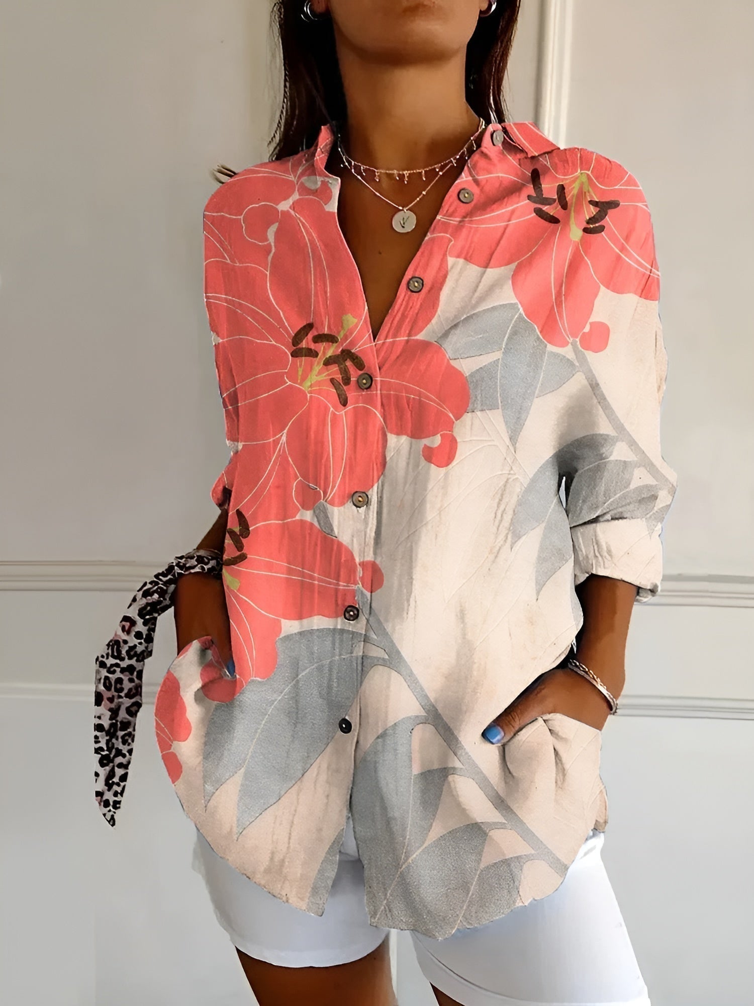 DESIREE I BLOEMENBLOUSE MET KNOPPENRIJ