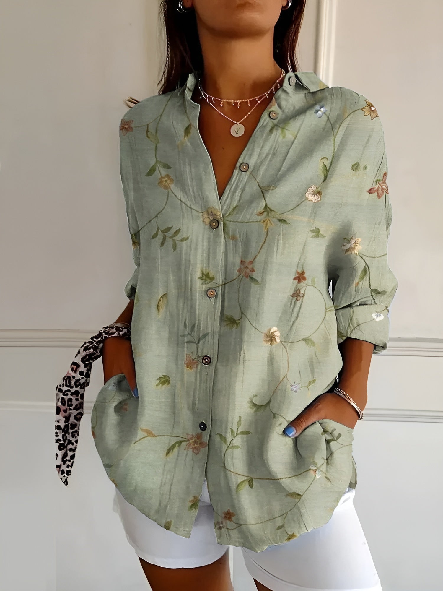 DESIREE I BLOEMENBLOUSE MET KNOPPENRIJ