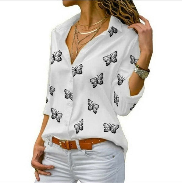 Neleia – Losvallende blouse met vlinderprint