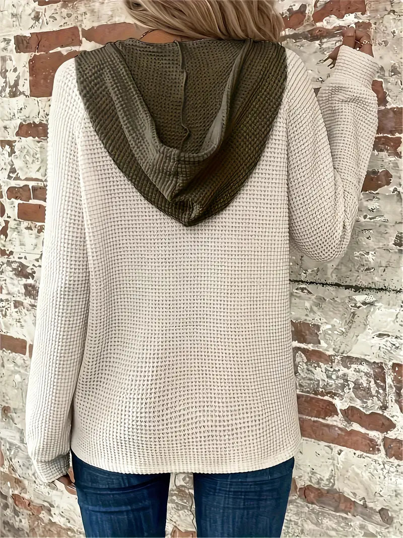 Nora – Trui met capuchon en knopen