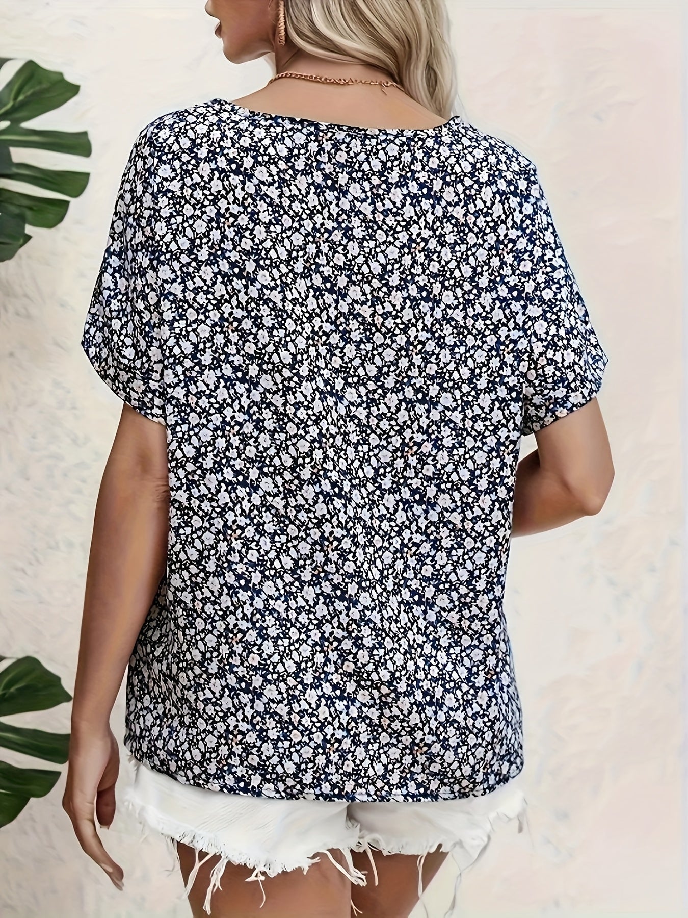 Mira – Bloemenblouse met knopen