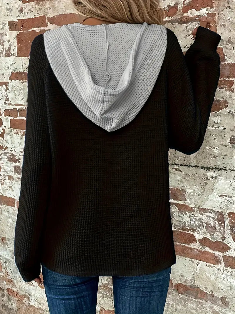 Nora – Trui met capuchon en knopen