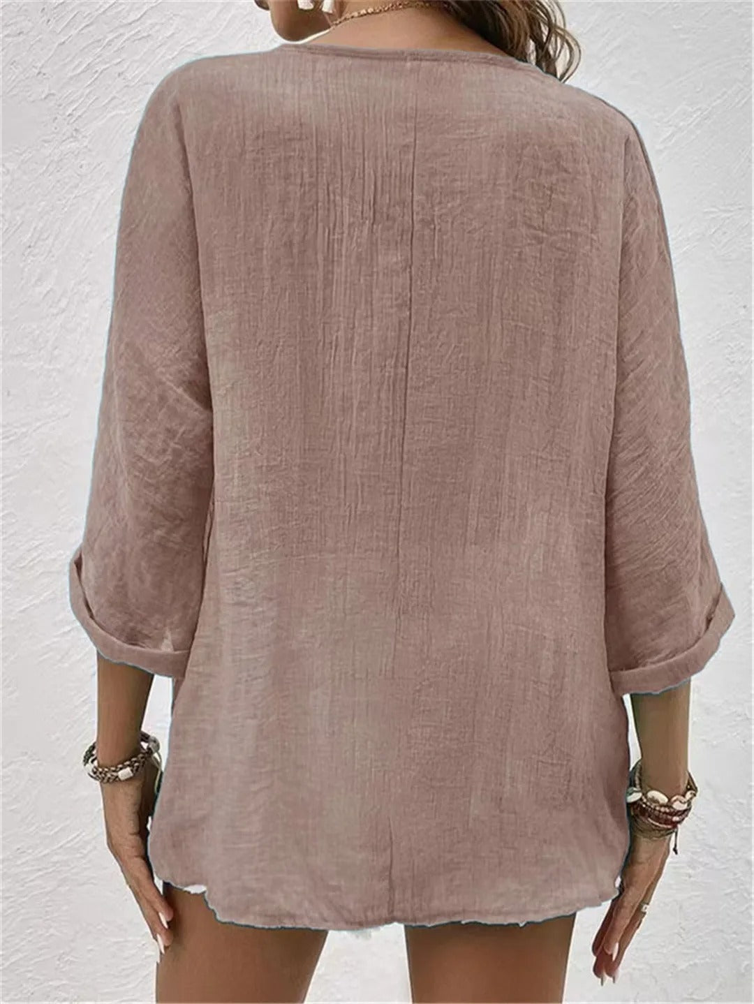 Liva – Blus med V-hals och knappar