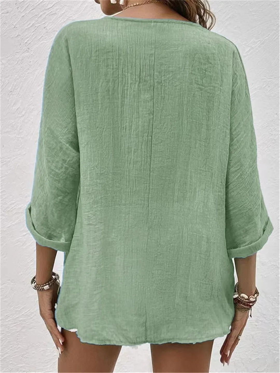 Liva – Blus med V-hals och knappar