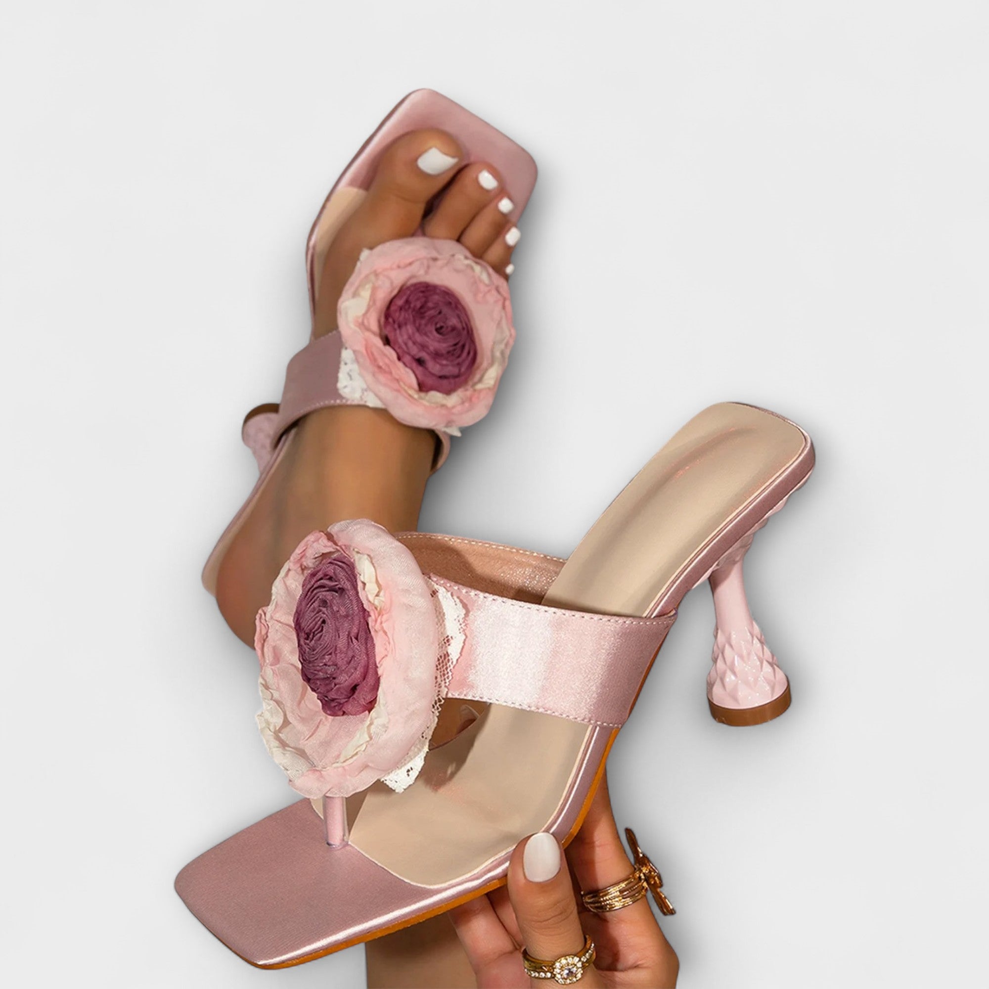 Rebecca - Kleurblok sandalen met 3D bloemenontwerp