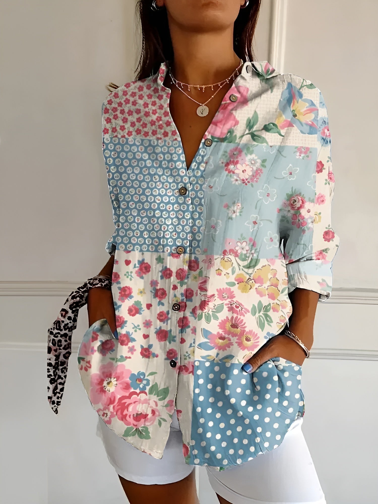 DESIREE I BLOEMENBLOUSE MET KNOPPENRIJ