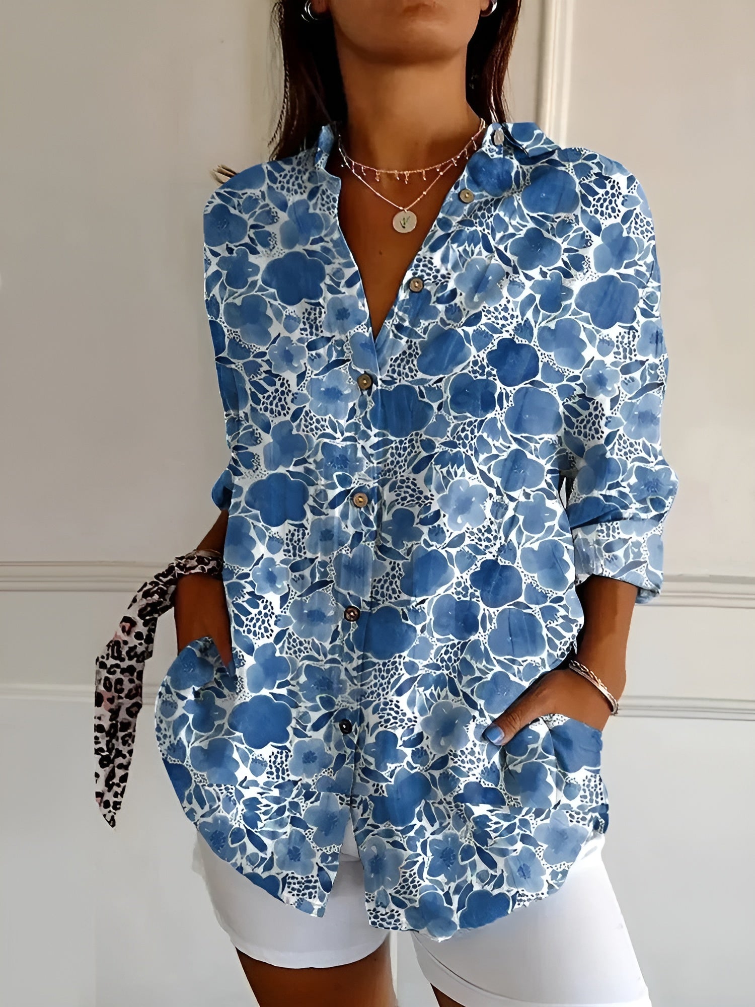 DESIREE I BLOEMENBLOUSE MET KNOPPENRIJ